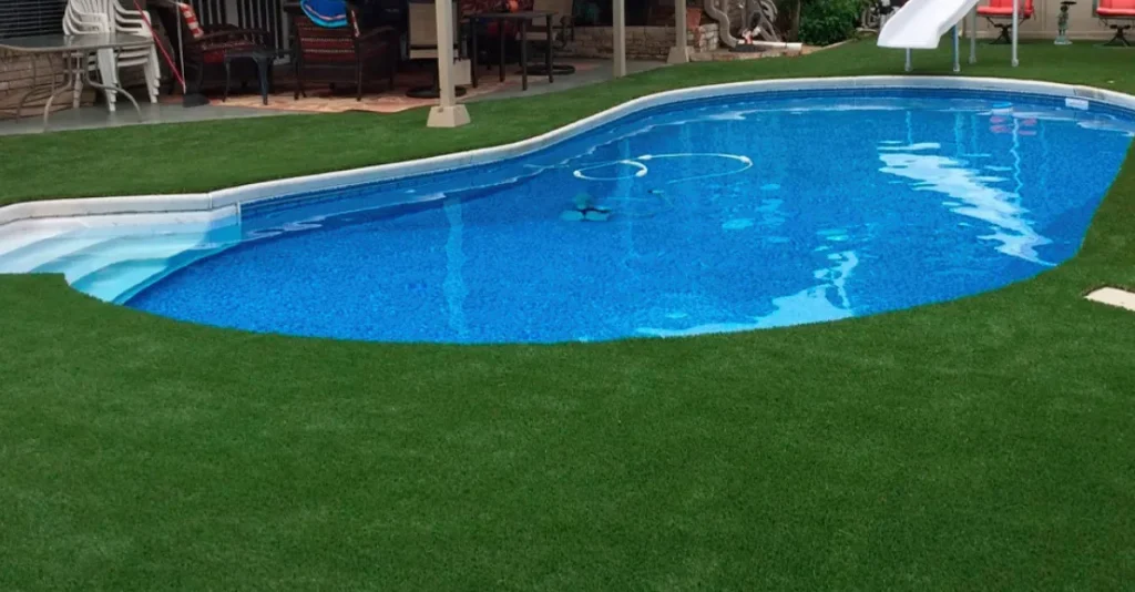 Piscina-con-cesped-alrededor